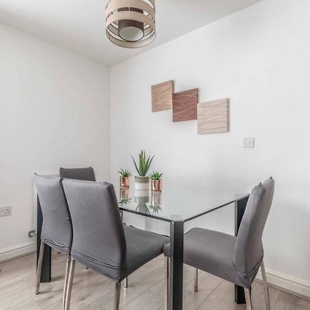 2 Bed & 2 Bath Cosy Apartment Slough- Free Parking Kültér fotó