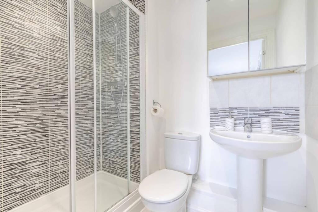 2 Bed & 2 Bath Cosy Apartment Slough- Free Parking Kültér fotó