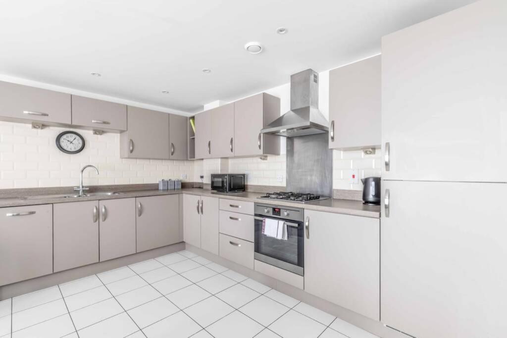 2 Bed & 2 Bath Cosy Apartment Slough- Free Parking Kültér fotó