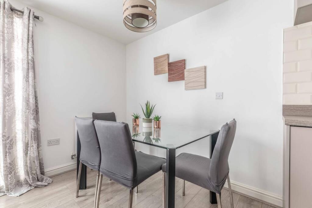 2 Bed & 2 Bath Cosy Apartment Slough- Free Parking Kültér fotó
