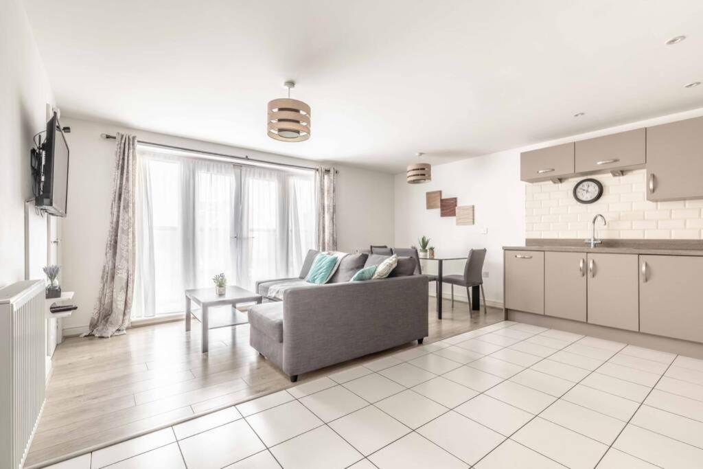2 Bed & 2 Bath Cosy Apartment Slough- Free Parking Kültér fotó