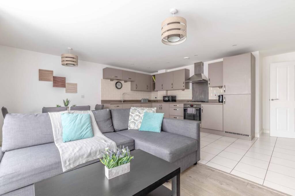 2 Bed & 2 Bath Cosy Apartment Slough- Free Parking Kültér fotó