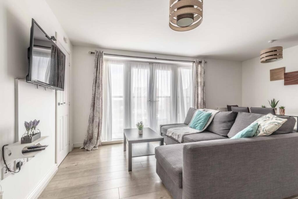 2 Bed & 2 Bath Cosy Apartment Slough- Free Parking Kültér fotó
