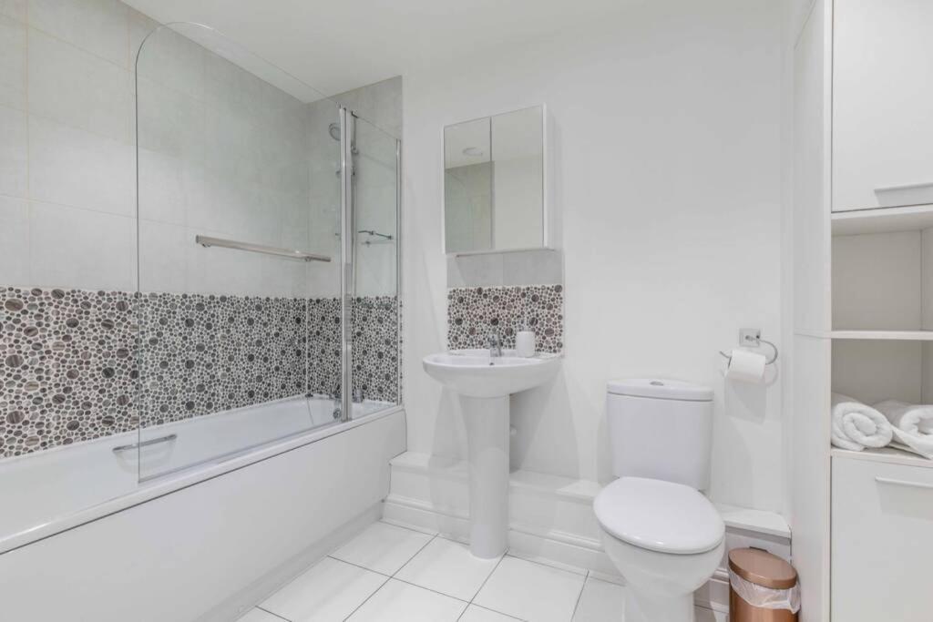 2 Bed & 2 Bath Cosy Apartment Slough- Free Parking Kültér fotó